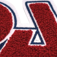 Chenille-Patch mit roter, flauschiger Oberfläche und Konturschnitt.