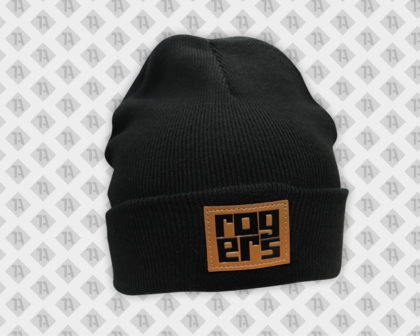 Schwarze Beanie mit eckigem Leder-Patch „Rogers“, geprägt und bedruckt mit Ziernaht.