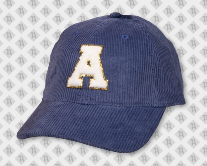 Dunkelblaues Cord-Cap mit einem weißen Chenille-A und Goldglitzer-Umrandung