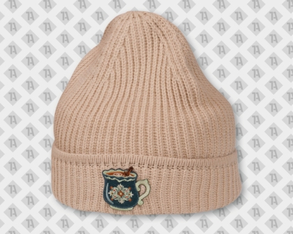 Cremefarbene Beanie / Mütze mit einem gestickten Weihnachtstassen-Aufnäher