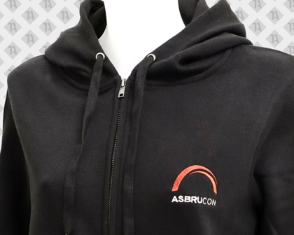 Direktstick Hoody Brust von Asbrucon in weiß rot Firmen Textilveredelung Embroidery Branding
