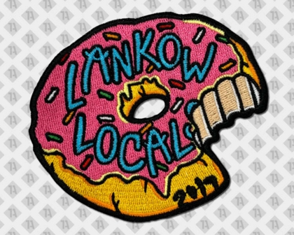 Gestickter Kontur geschnittener Aufnäher Patch mit gesticktem Rand bunter Donut von Lankow Locals Allgemein