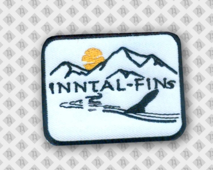 Gestickter Patch Aufnäher mit gesticktem Rand schwarz weiß Berge Inntal Firma