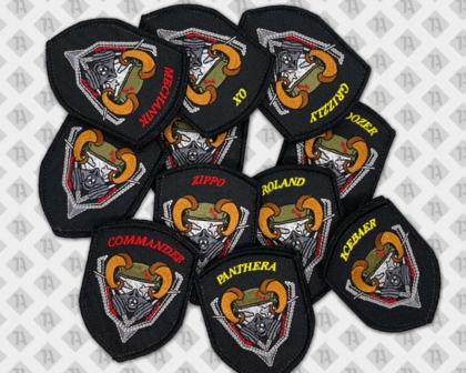 Gestickter Patch Aufnäher in Wappenform mit Kettelrand Maske Hörner Airsoft Paintball