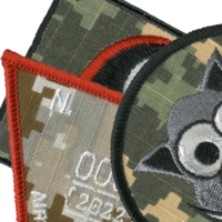 Bestickte Patches mit Camouflage-Hintergrund – individuelle Aufnäher mit militärischem Design und gesticktem Motiv.