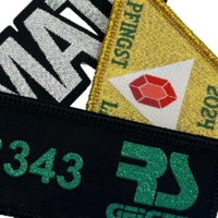 Patches mit Metallic-Webgarn – Hochwertige, schimmernde Labels mit glänzendem Effekt.