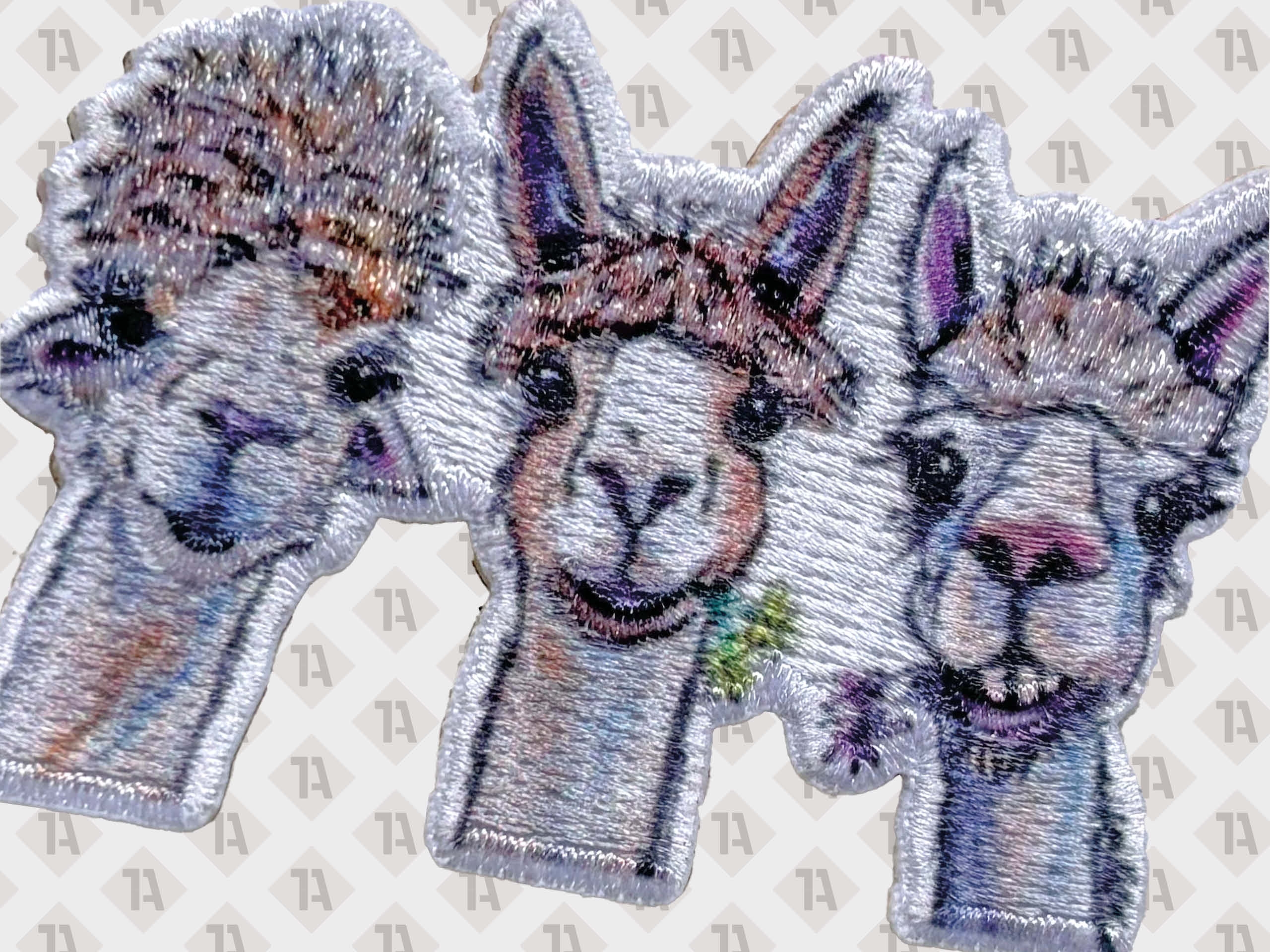 Patch gestickt+ vollflächig ausgestickt mit Sublimationsdruck Kombination aus Stick und Druck Farbverläufe und fotorealistisch