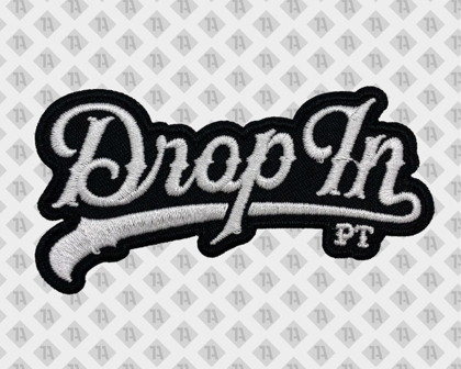 Konturgeschnittener Aufnäher Patch gestickt mit Kettelrand in schwarz weiß Drop In Schriftzug Serifen Allgemein