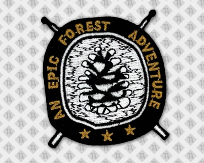Gestickter Patch „An Epic Forest Adventure“ mit Tannenzapfen und goldenen Sternen