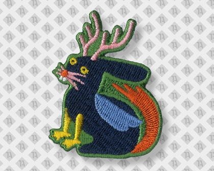 Wolpertinger gestickt grüner gestickter Rand vollausgestickt und konturgeschnitten