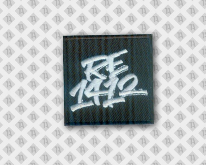 Gestickter Patch Aufnäher viereckig schwarz weiß Schriftzug Firma