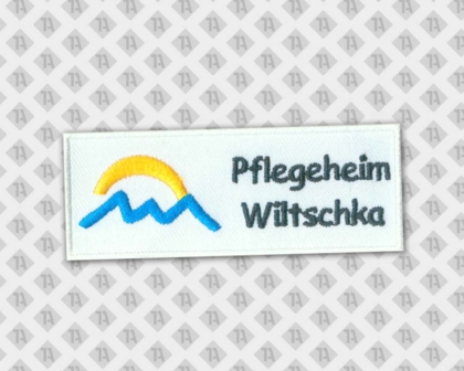 Patch Aufnäher gestickt rechteckig weiß Pflegeheim Firma