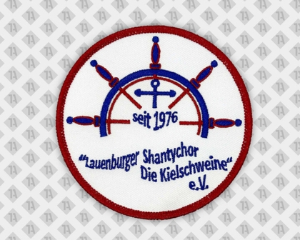 Gestickter Patch Lauenburger Shantychor Die Kielschweine mit Steuerrad und Anker-Motiv