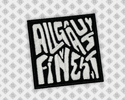 Gestickter Patch mit Schriftzug „Allgäu's Finest“ in Weiß auf Schwarz mit gesticktem Rand