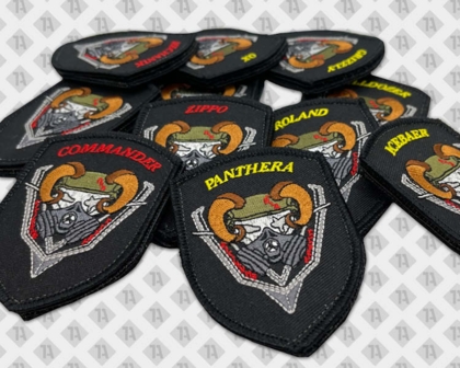 Gestickter Patch Aufnäher in Wappenform mit Kettelrand Maske Hörner Airsoft Paintball