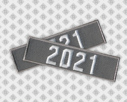 Patch Aufnäher gestickt mit gesticktem Rand grau weiß eckig Schule Uni