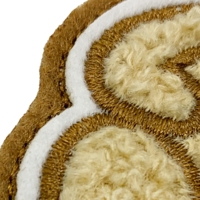Doppeltes Filz-Patch mit Chenille-Stickerei – Hochwertige Struktur für langlebige Applikationen.