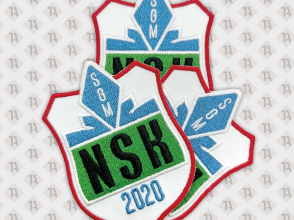 Gestickte Vereinsaufnäher mit Wappenform und Jahreszahl – ideal für Clubs und Teams