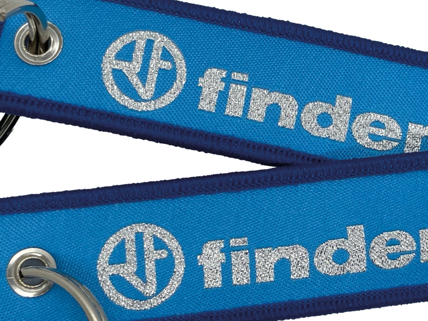 Gewebter blauer Schlüsselanhänger mit dunkelblauem Rand, silbernem Metallic-Logo und Metallöse.