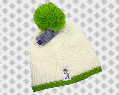 Gehäkelte weiße Beanie mit grünem Bommel, grünem Rand und gewebtem Label-Patch.