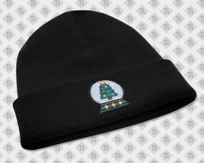 Schwarze Mütze / Beanie mit weihnachtlichen Aufnäher mit Motiv Schneekugel auf der Krempe