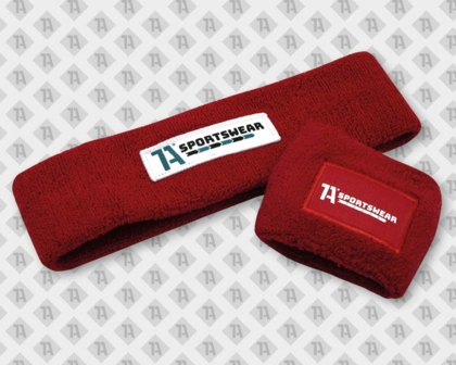 Rotes Stirnband mit Patch "1A-Sportswear" und rotes Schweißband mit DTF-Druck "1A-Sportswear"-Logo