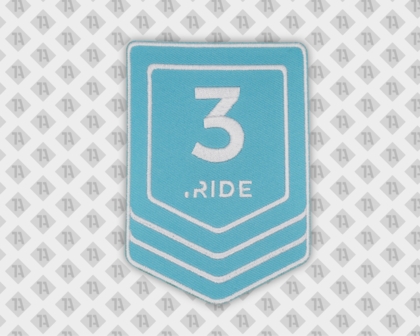 Konturgeschnittener Patch Aufnäher gestickt mit gesticktem Rand 3 Ride weiß blau Firmen