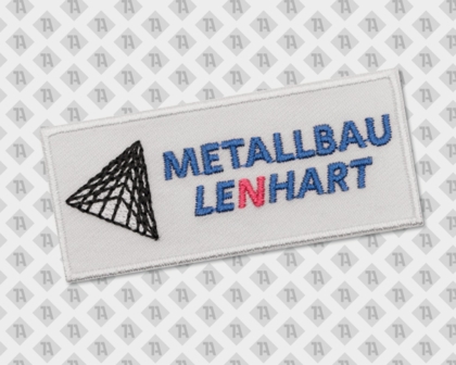 Rechteckiger Firmen-Patch mit gesticktem Logo und Schriftzug „Metallbau Lenhart“ in Blau und Pink auf weißem Stoff – hochwertiger Textilaufnäher