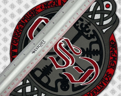 Konturgeschnittener Patch Aufnäher gestickt mit gesticktem Rand Musiker und Bands grau weiß rot