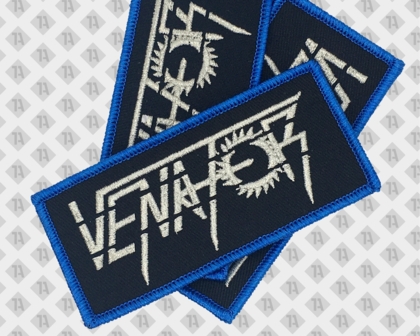 Konturgeschnittener Patch Aufnäher gestickt mit Kettelrand schwarz metallic silber blau Musiker und Bands