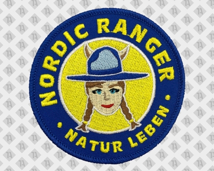 Gestickter Pfadfinder-Patch mit Kettelrand in Blau und Gelb – Nordic Ranger Motiv mit Mädchenporträt