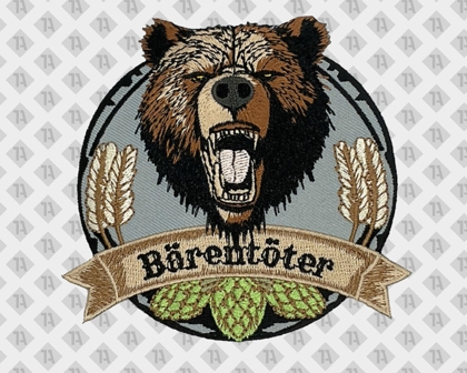 Gestickter Patch Bärentöter – brüllender Bär mit Ähren, Hopfen und Banner auf rundem Hintergrund
