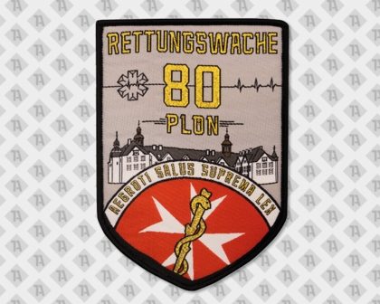 Schildförmiger Patch mit Stadtsilhouette, EKG-Linie, gelber „80“ und rotem Malteser-Emblem samt Äskulapstab.