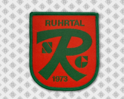 Konturgeschnittener Patch Aufnäher gewebt mit Kettelrand Wappenform rot grün Sport Vereine
