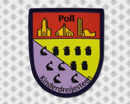 Wappenförmiger Aufnäher mit Schrift „Poll Kinderdreijesteen“, buntem Stadtmotiv und Symbolen, zeigt Gebäude und Figuren in Rot, Gelb und Lila