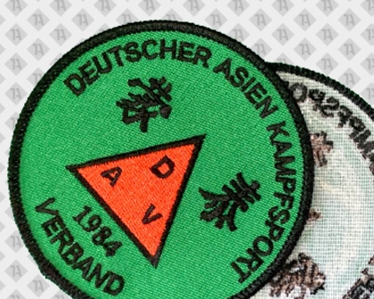 Gestickter Kampfsport Aufnäher rund mit Kettelrand und rotem Dreieck