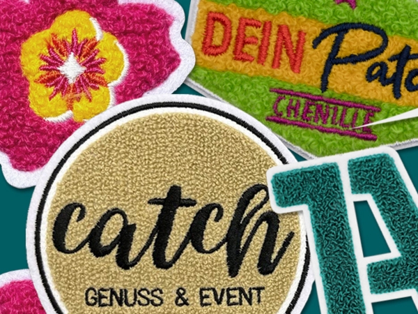 Mehrere flauschige Chenille Aufnöher die übereinanderliegen - Motive: pinke Blüte, Chenille-Schriftzug, Dein Patch, uvam.