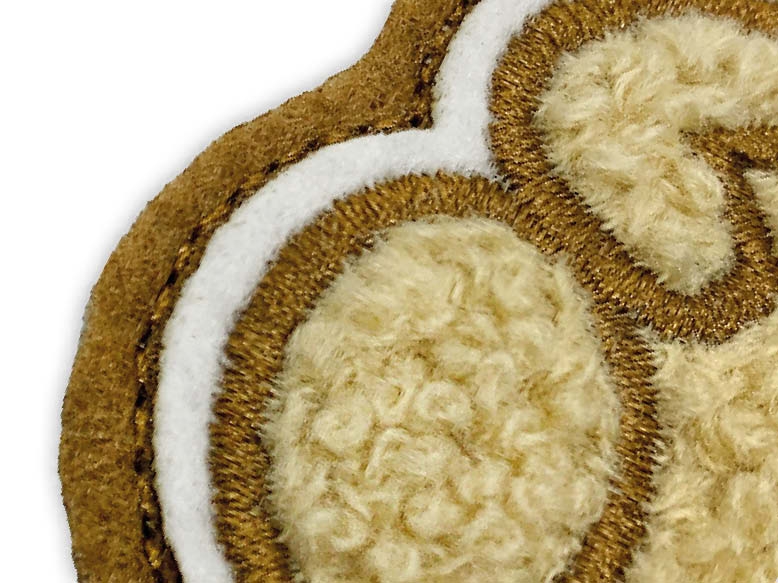 Chenille-Patch mit mehreren Filzebenen und gestickten Details.