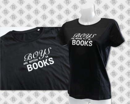 Schwarzes Shirt DTF bedruckt mit weißem Schriftzug "Boys are better in books"
