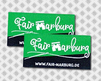 Label gewebt mit Laserschnitt schwarz weiß grün Schriftzug Fair Marburg
