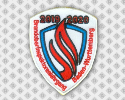 Gestickter Patch Aufnäher mit gesticktem Rand weiß mit Motiv in blau rot Feuerwehr