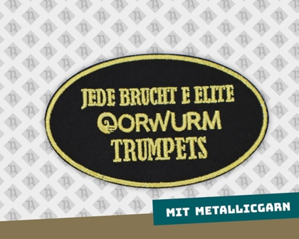 Ovaler Aufnäher mit Text „Jede brucht e Elite Qorwurm Trumpets“, gestickt mit Metallicgarn in Gold