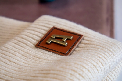 Beanie mit Lederpatch und Logo aus Metall
