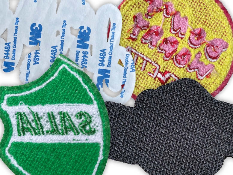 Verschiedene Rückseiten von Chenille-Patches, darunter Klett, Bügel- und Klebeflächen.