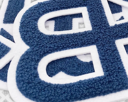 Patch Aufnäher Chenille konturgeschnitten in blau weiß mit Nährand Firmen