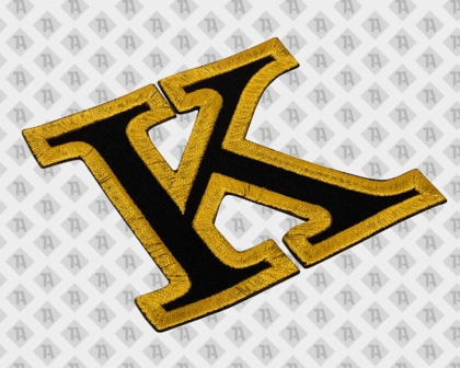 Aufnäher / Patch in Form eines Buchstaben K mit Serifen, schwarzer Filzuntergrund und extradicken, gestickten Rand aus goldfarbenen Metallicgarn