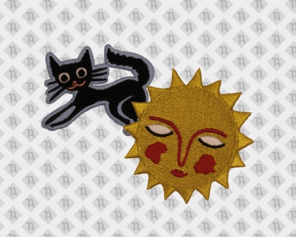 Verspielte bestickte Aufnäher: schwarze Katze mit grauer Kontur und lachende goldgelbe Sonne mit rotem Gesicht