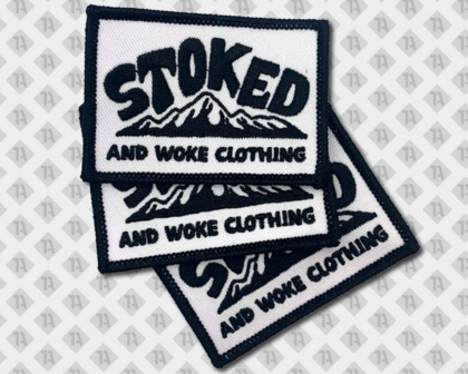 Eckiger Patch Aufnäher gestickt mit Kettelrand weiß schwarz stoked Firmen