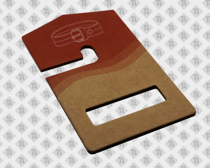 Ausgestanzter Hangtag / Anhänger mit Aufhänger, Aufdruck und Aussparung für z. B. einen Gürtel