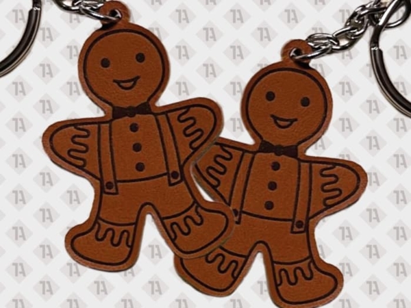 Leder-Schlüsselanhänger Lebkuchenmännchen – individueller Weihnachtsanhänger für Gastro & Co.